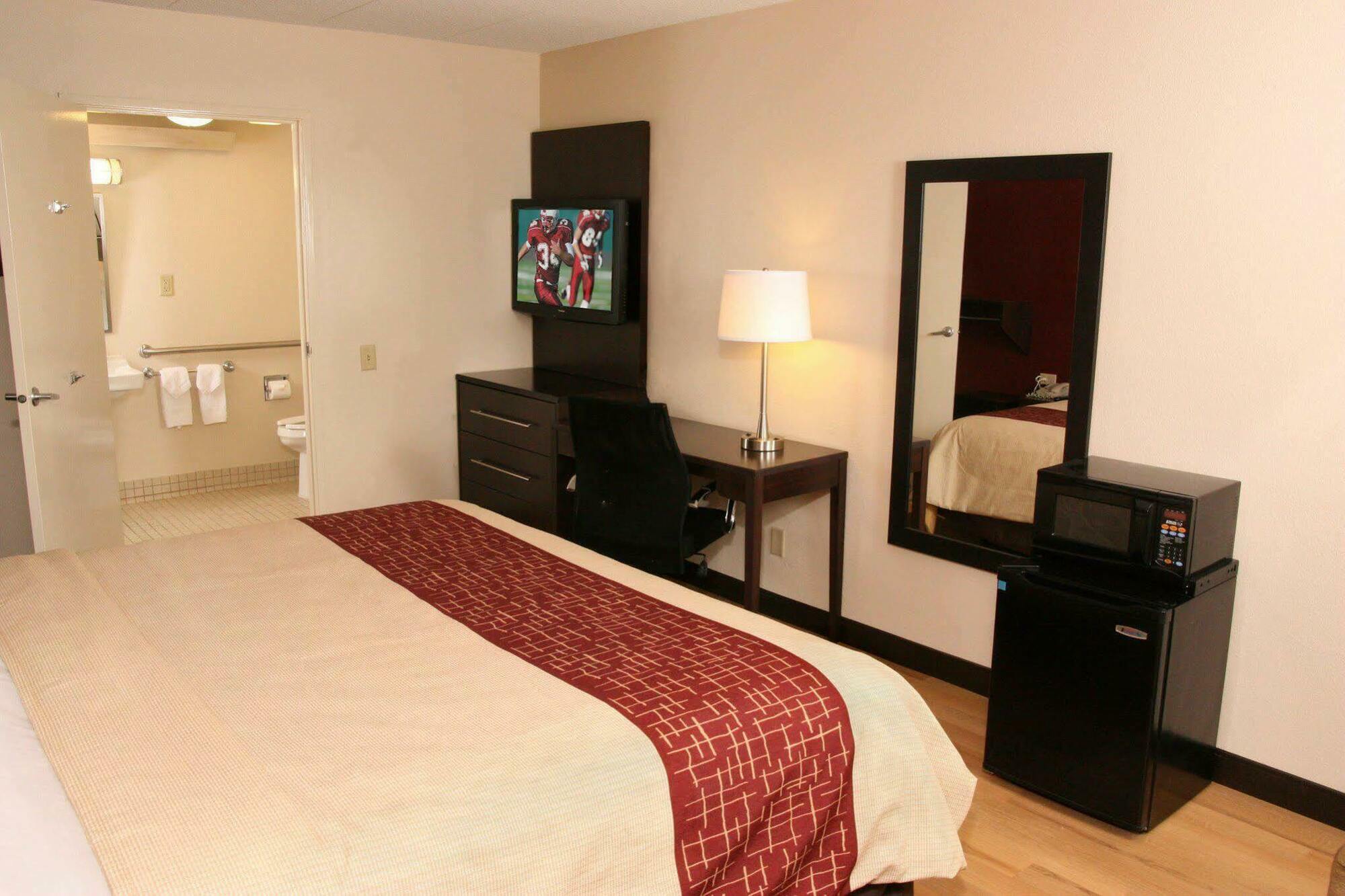 Red Roof Inn Plus+ Austin South Exterior photo
